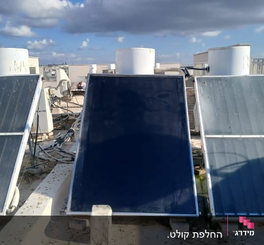 קולטי שמש על גג עם שמיים מעוננים